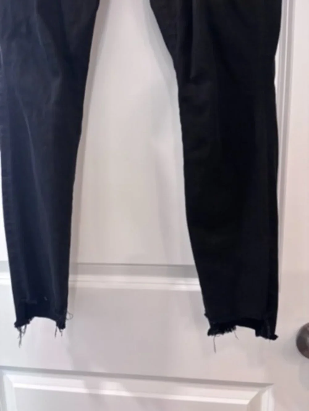 FRAME Le Skinny De Jeanne Raw Stagger Mid Rise Cropped Skinny Jeans in Film Noir - Picture 4 of 7